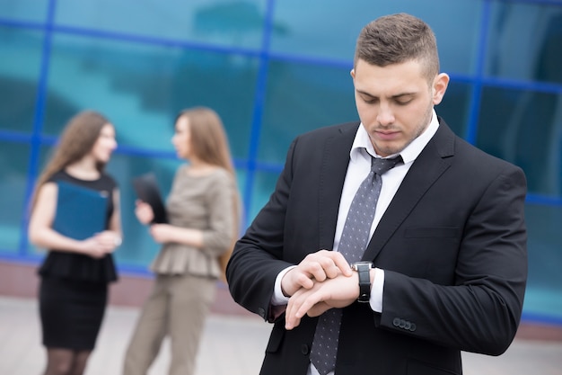 Hombre de negocios mirando su reloj