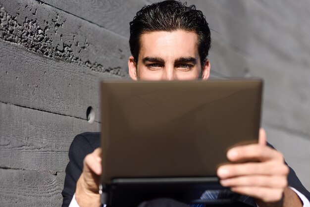 Hombre de negocios mirando una tablet