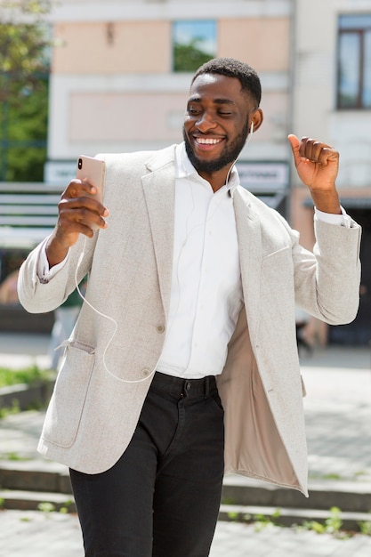 Foto gratuita hombre de negocios, mirar, teléfono inteligente