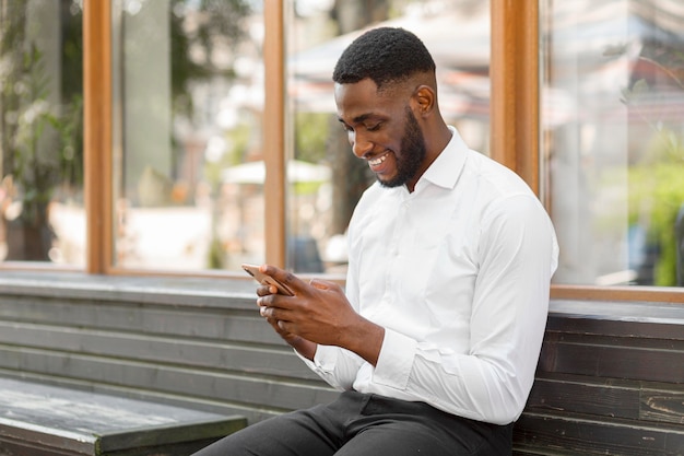 Foto gratuita hombre de negocios, mirar, teléfono inteligente