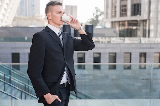 Foto gratuita hombre de negocios moderno bebiendo