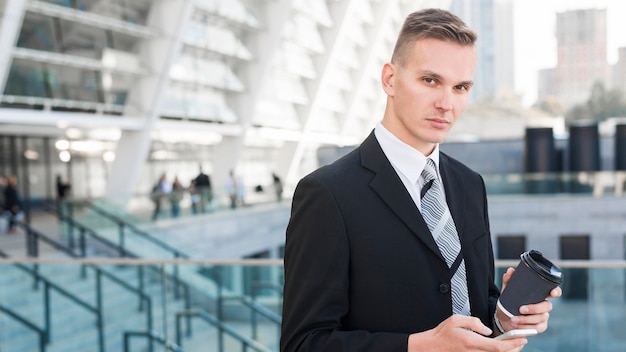 Foto gratuita hombre de negocios moderno con café