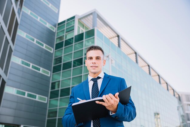 Hombre de negocios moderno con carpeta