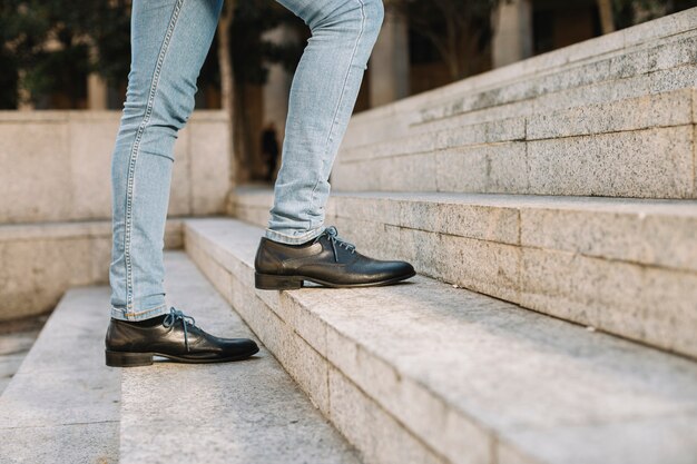 Hombre de negocios moderno y con estilo subiendo escaleras