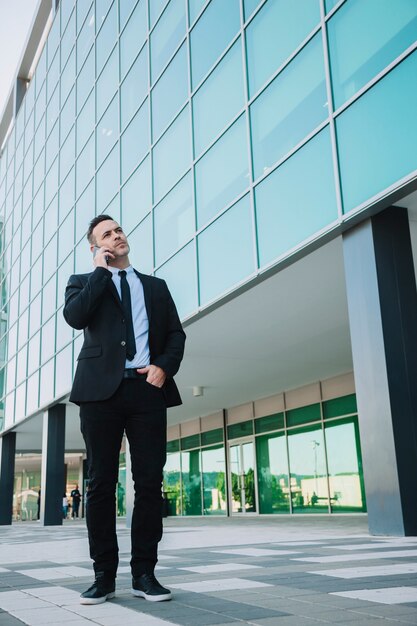 Hombre de negocios moderno haciendo una llamada