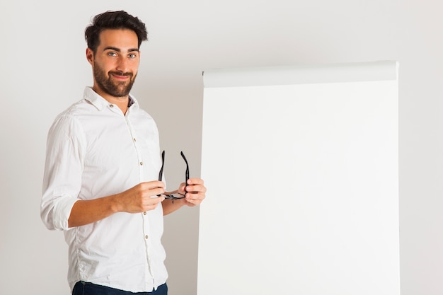 Hombre de negocios moderno posando con pizarra