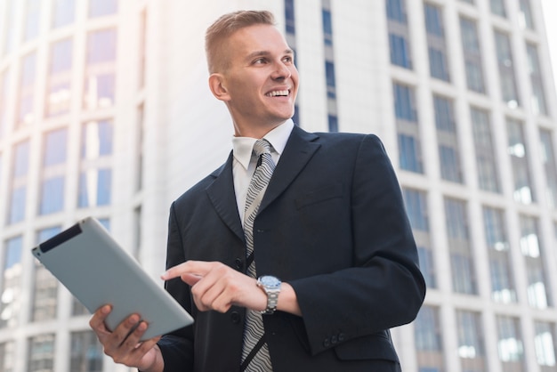 Hombre de negocios moderno con tableta