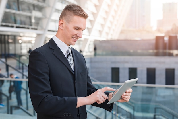 Hombre de negocios moderno usando tableta