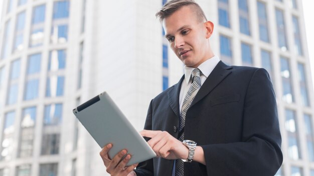 Hombre de negocios moderno usando tableta