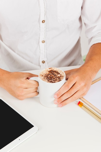 Hombre de negocios en el momento del café