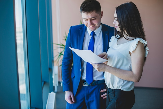 Foto gratuita hombre de negocios y mujer leyendo un documento