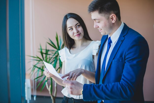 Hombre de negocios y mujer con un papel