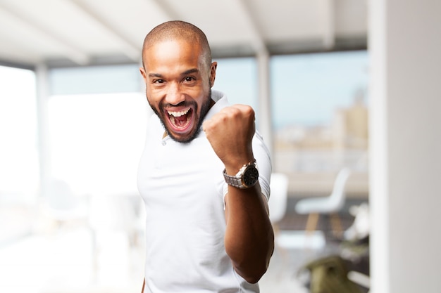 hombre de negocios negro feliz expresión