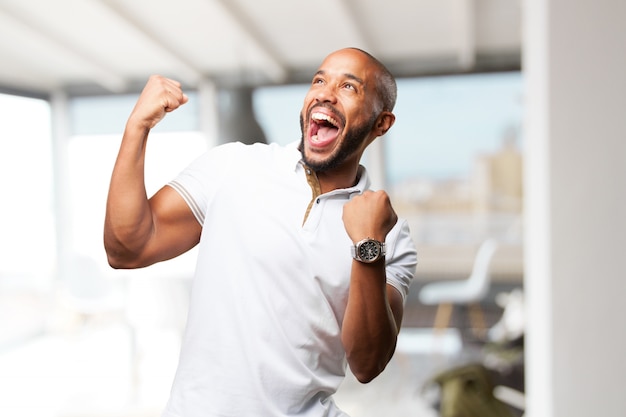 Hombre de negocios negro feliz expresión