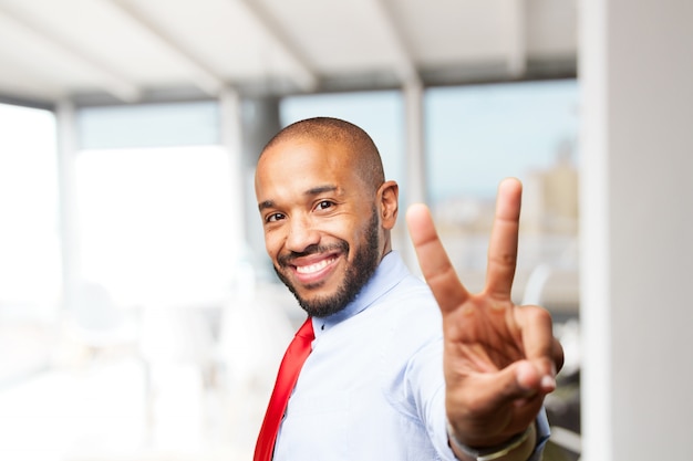 hombre de negocios negro feliz expresión