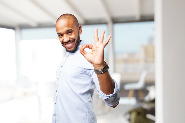 hombre de negocios negro feliz expresión