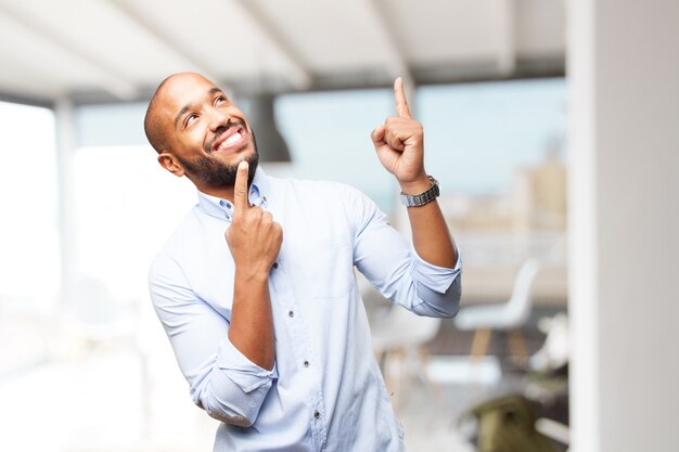 hombre de negocios negro feliz expresión