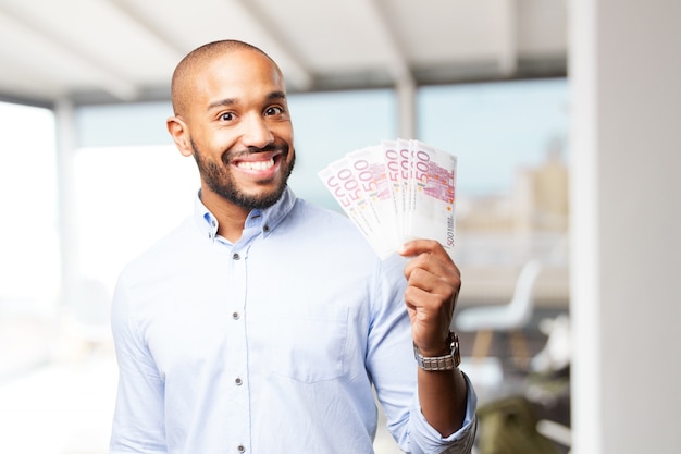 Foto gratuita hombre de negocios negro feliz expresión