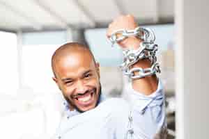 Foto gratuita hombre de negocios negro feliz expresión