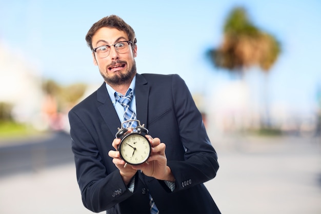 Foto gratuita hombre de negocios nervioso enseñando un reloj