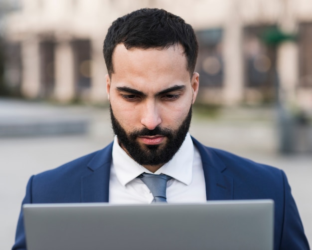 Foto gratuita hombre de negocios ocupado con laptop