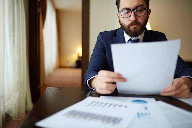 Foto gratuita hombre de negocios ocupado en su oficina