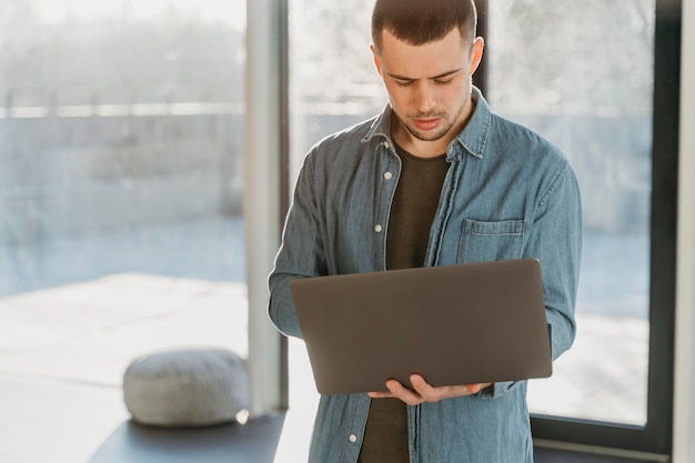 Foto gratuita hombre de negocios, en, oficina, con, computador portatil