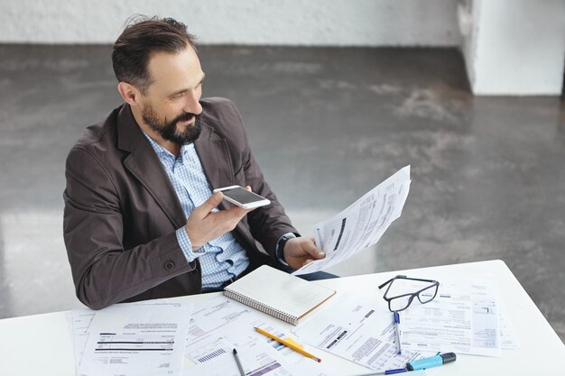 Hombre de negocios, en, oficina, hablar teléfono