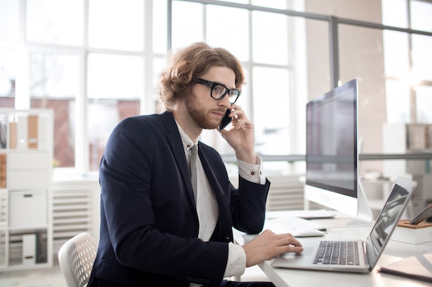 Hombre de negocios, en la oficina