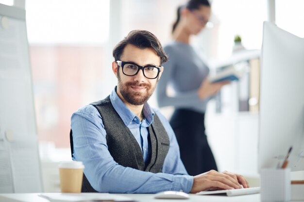 Hombre de negocios, en la oficina