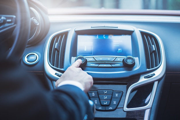 El hombre de negocios opera en el coche