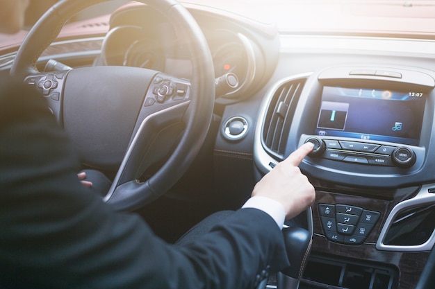 El hombre de negocios opera en el coche