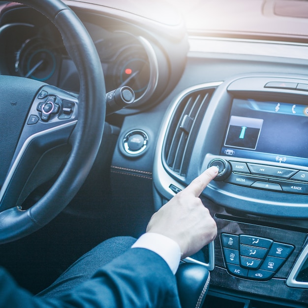 El hombre de negocios opera en el coche