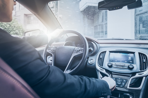 El hombre de negocios opera en el coche