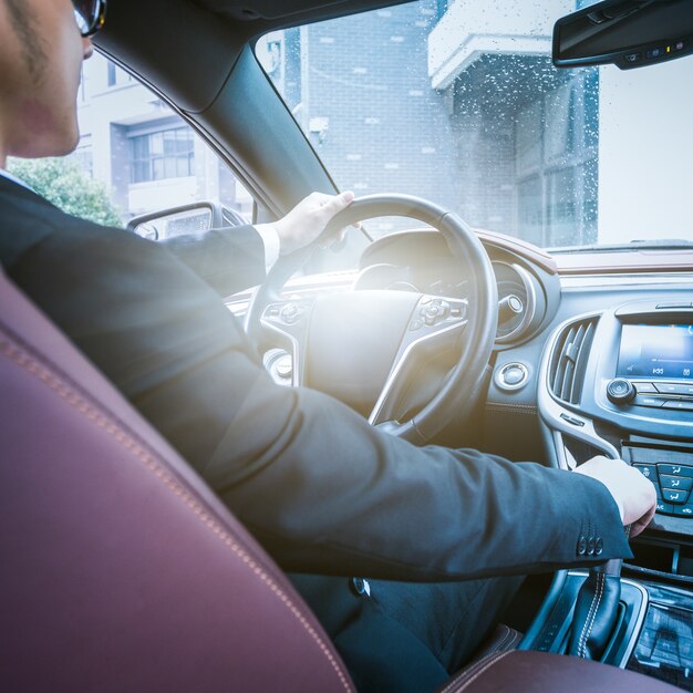 El hombre de negocios opera en el coche