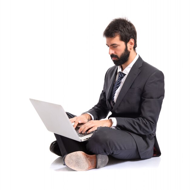 Hombre de negocios con ordenador portátil sobre fondo blanco aislado