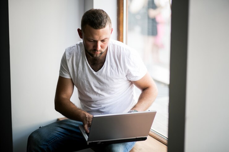 Foto gratuito hombre de negocios con ordenador portátil