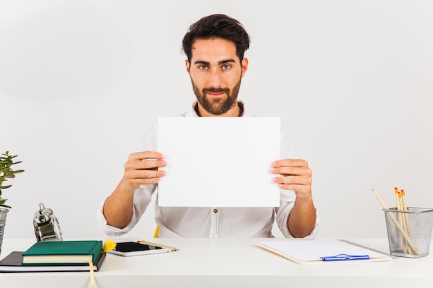 Hombre de negocios con papel en blanco