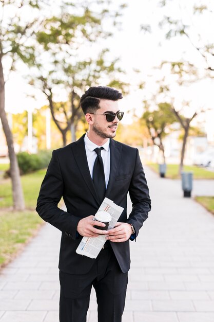 Hombre de negocios paseando en el parque