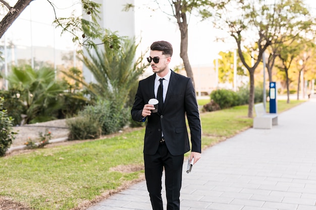 Hombre de negocios paseando en el parque