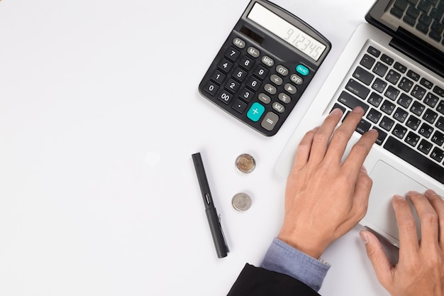 Hombre de negocios pensativo sentado con la computadora portátil abierta buscando, y preocupado al pensar en la planificación, vista superior.