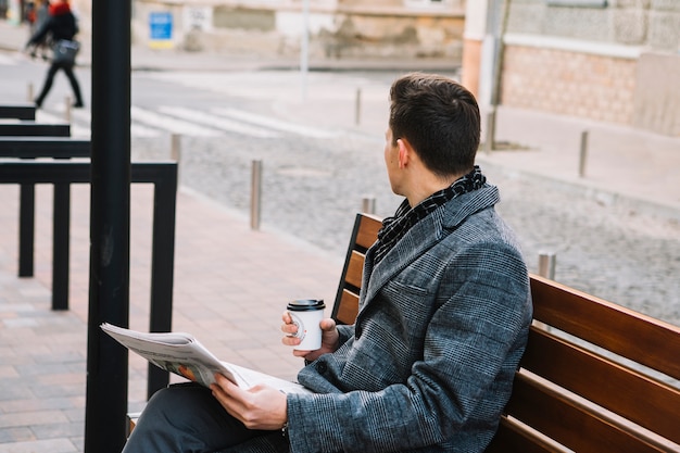 Hombre de negocios con periódico y café