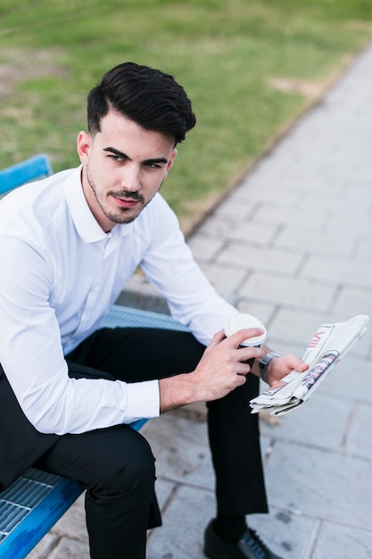 Foto gratuita hombre de negocios con periódico