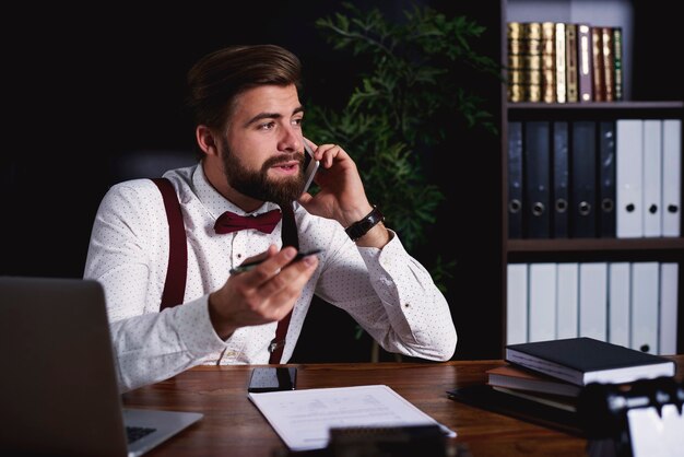 Hombre de negocios pidiendo información mientras la empresa llama