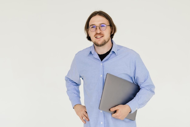 Hombre de negocios con un portátil aislado sobre un fondo blanco.