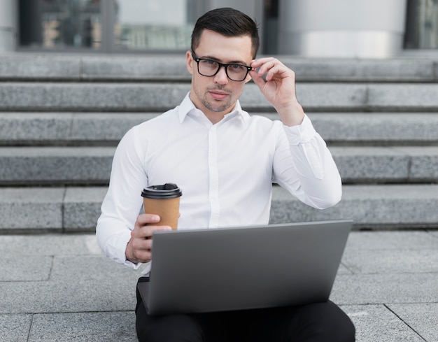 Foto gratuita hombre de negocios posando con gafas