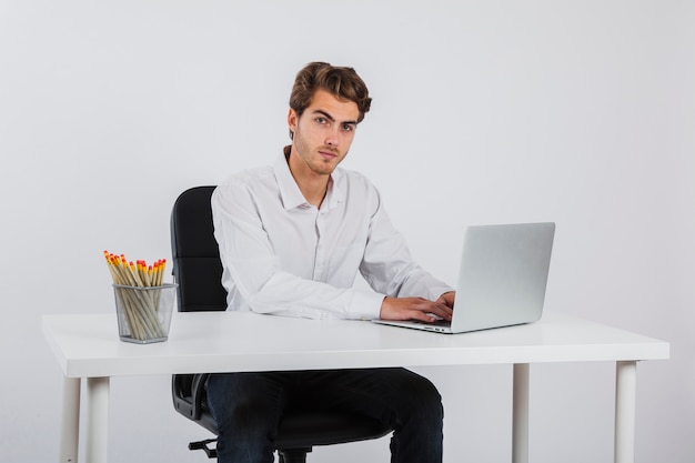 Foto gratuita hombre de negocios posando en la oficina