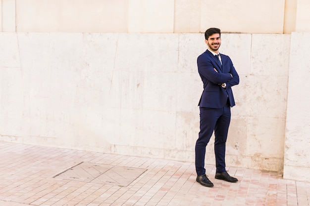 Foto gratuita hombre de negocios posando