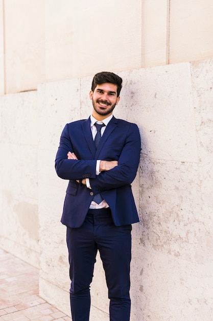 Hombre de negocios posando