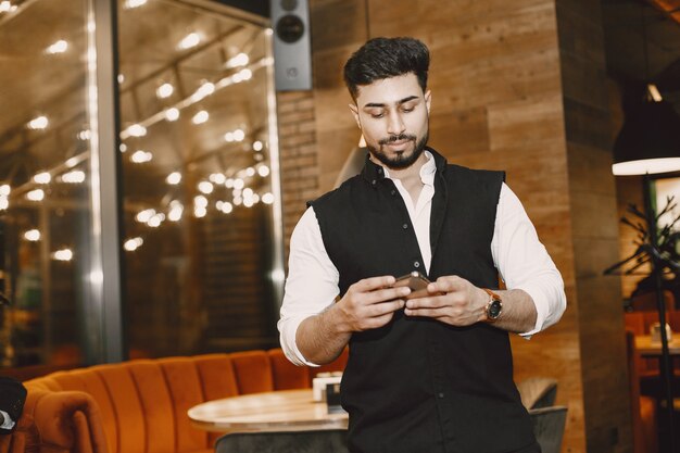 Hombre de negocios, posar, en, un, café